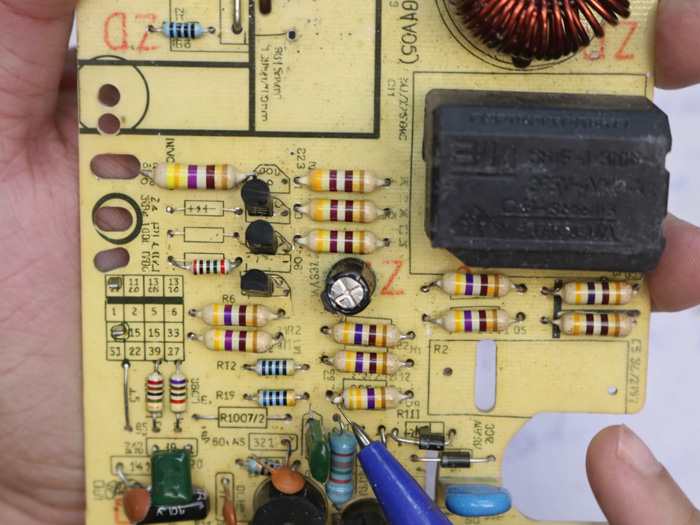 Điện trở vàng tím nâu là bao nhiêu ohm?