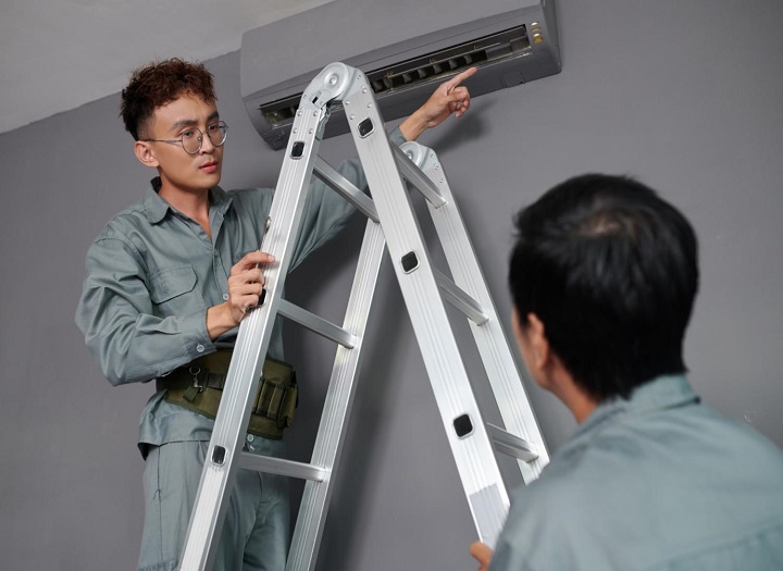 Máy lạnh mới lắp bị chảy nước có phải do kỹ thuật