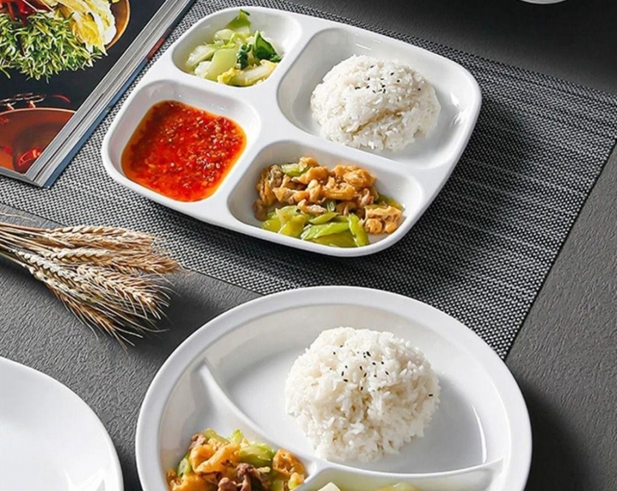 So sánh khay nhựa định hình và khay giấy công nghiệp