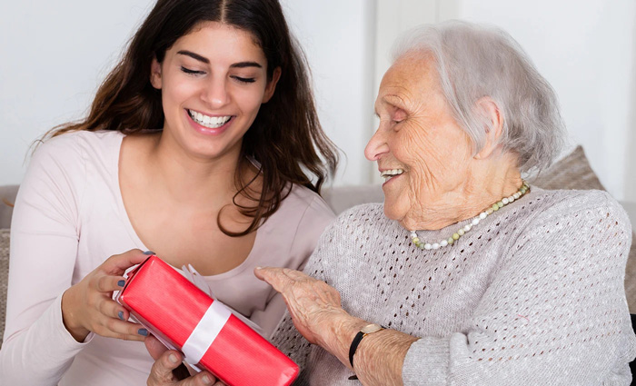 Thăm bệnh người già nên mua gì để thể hiện sự quan tâm đúng mực?