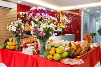 Cúng khai trương quay vào hay quay ra mới đúng phong tục? - Gia đình và Xã hội