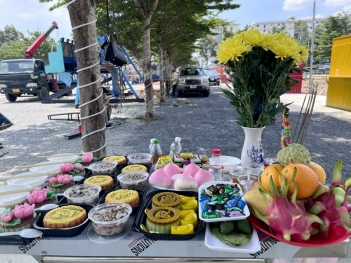 Cúng khai trương trong nhà hay ngoài sân theo quan niệm dân gian? - Gia đình và Xã hội