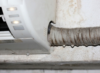 Máy lạnh bị chảy nước ở cục lạnh có nguy hiểm không - Gia đình và Xã hội