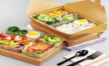 So sánh khay nhựa định hình và khay giấy công nghiệp